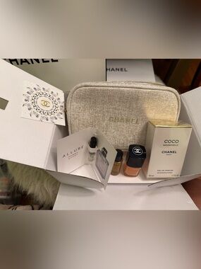 CHANEL Beige and Gold Textured Cosmetic Pouch Gift Set